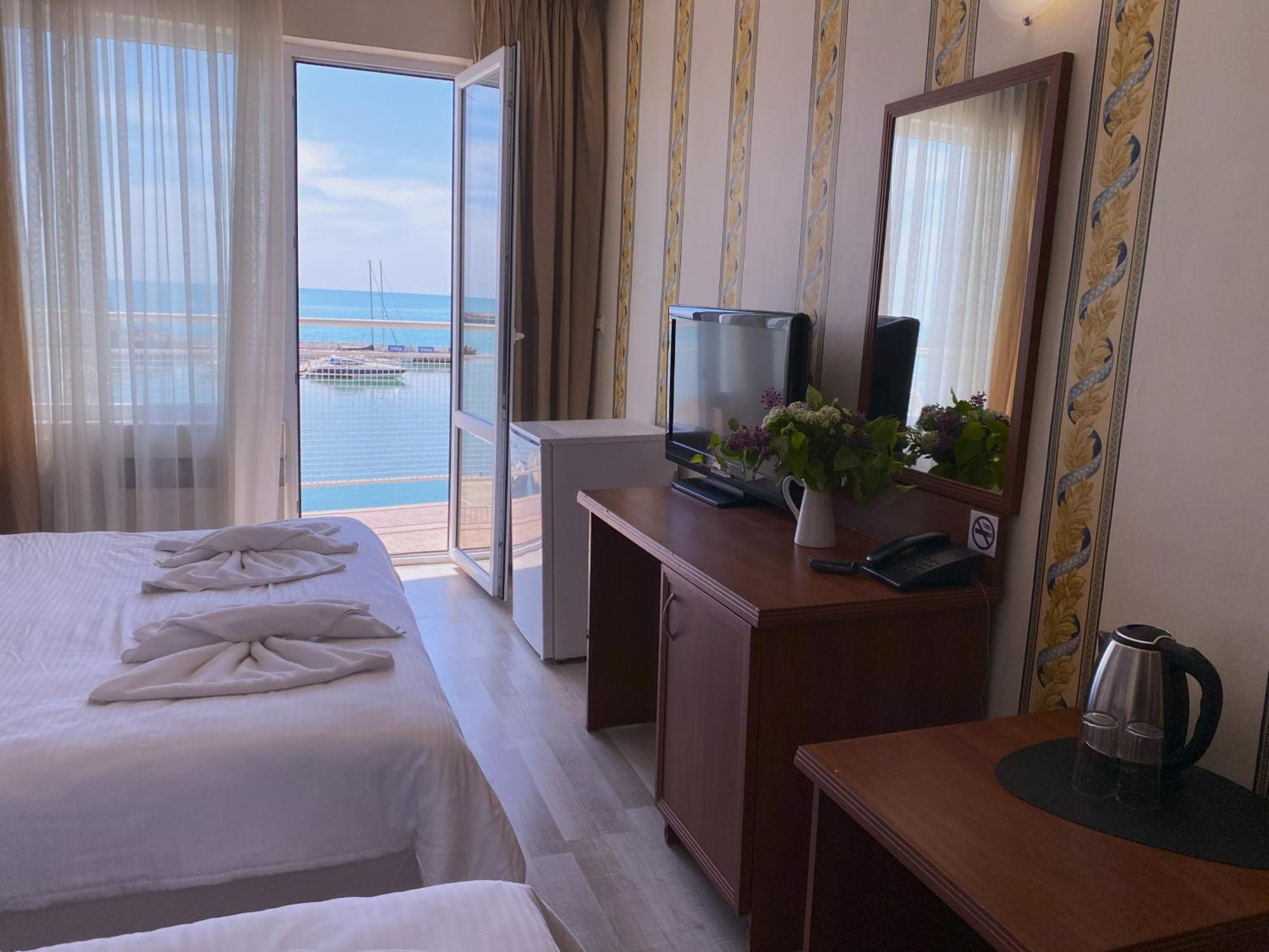 Lotos Hotel Балчик Экстерьер фото